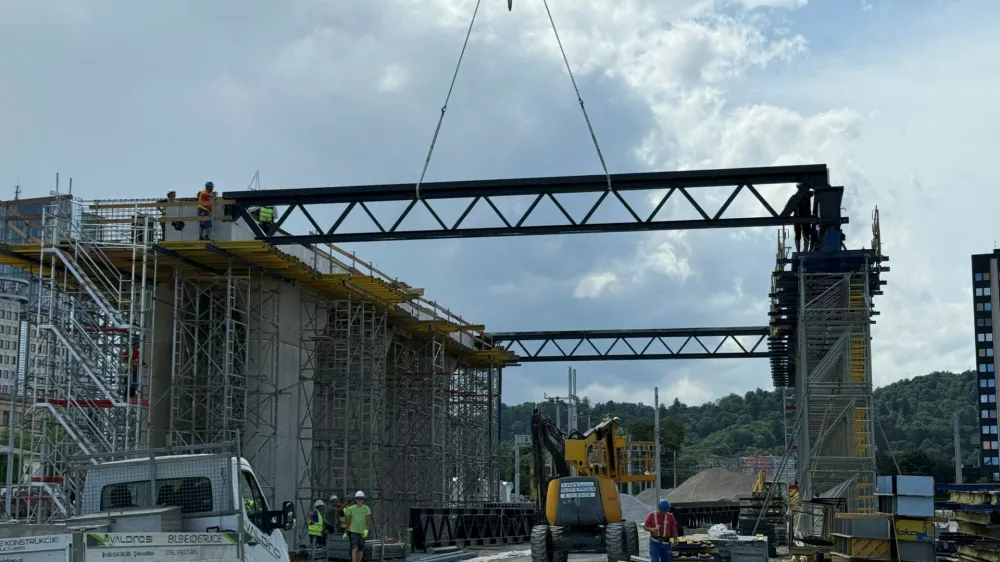 Gradnja železniške postaje Ljubljana - postavitev prvih paličnih nosilcev spodnje etaže nadhodaPotniški center Ljubljana
