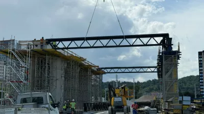 Gradnja železniške postaje Ljubljana - postavitev prvih paličnih nosilcev spodnje etaže nadhodaPotniški center Ljubljana