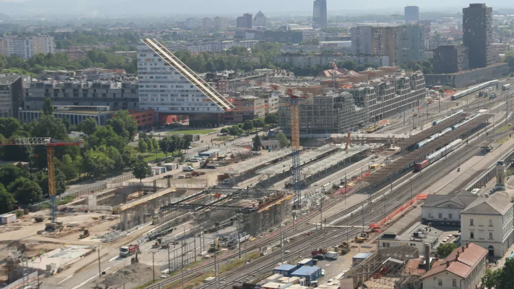 Gradnja železniške postaje Ljubljana - postavitev prvih paličnih nosilcev spodnje etaže nadhodaPotniški center Ljubljana