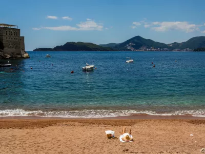 - Na poti od Herceg Novog do Svetog Štefana.- Sveti Stefan, Črna Gora- 28.05.2025. - Reportaža o Jadranski magistrali ob 60. obletnici izgradnje in 70. obletnici začetka gradnje.- Jadranska magistrala, cesta, hrvaška obala.OPOMBA: ZA OBJAVO V OBJEKTIVU!//FOTO: Bojan Velikonja