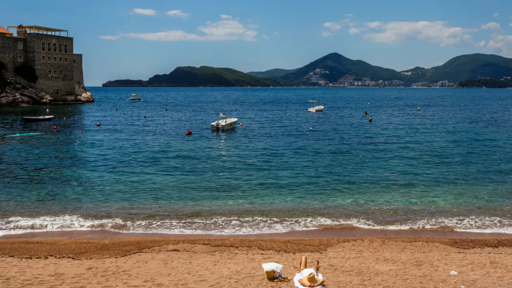 - Na poti od Herceg Novog do Svetog Štefana.- Sveti Stefan, Črna Gora- 28.05.2025. - Reportaža o Jadranski magistrali ob 60. obletnici izgradnje in 70. obletnici začetka gradnje.- Jadranska magistrala, cesta, hrvaška obala.OPOMBA: ZA OBJAVO V OBJEKTIVU!//FOTO: Bojan Velikonja