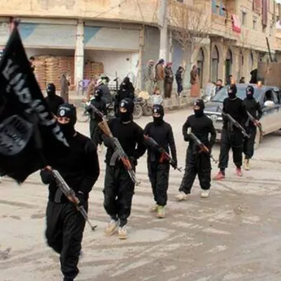 ﻿This undated image posted on a militant website on Tuesday, Jan. 14, 2014 shows fighters from the al-Qaida linked Islamic State of Iraq and the Levant (ISIL) marching in Raqqa, Syria. Two weeks of fighting between an al-Qaida-linked group and other rebel forces in Syria has killed more than 1,000 people, an activist group said Thursday, as clashes raged between the rival factions in a northwestern town. The fighting pitting the al-Qaida-linked Islamic State of Iraq and the Levant and other groups are the most serious among rebel forces since the Syrian conflict began in March 2011. (AP Photo/militant website) / Foto: Uncredited