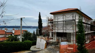 Zakonska domneva izdanega gradbenega in uporabnega dovoljenja naj bi po novem veljala za objekte, zgrajene pred letom 1995, a le če zanje ni bil že izrečen pravnomočni inšpekcijski ukrep. Fotografija je simbolična. Foto: Katja Gleščič