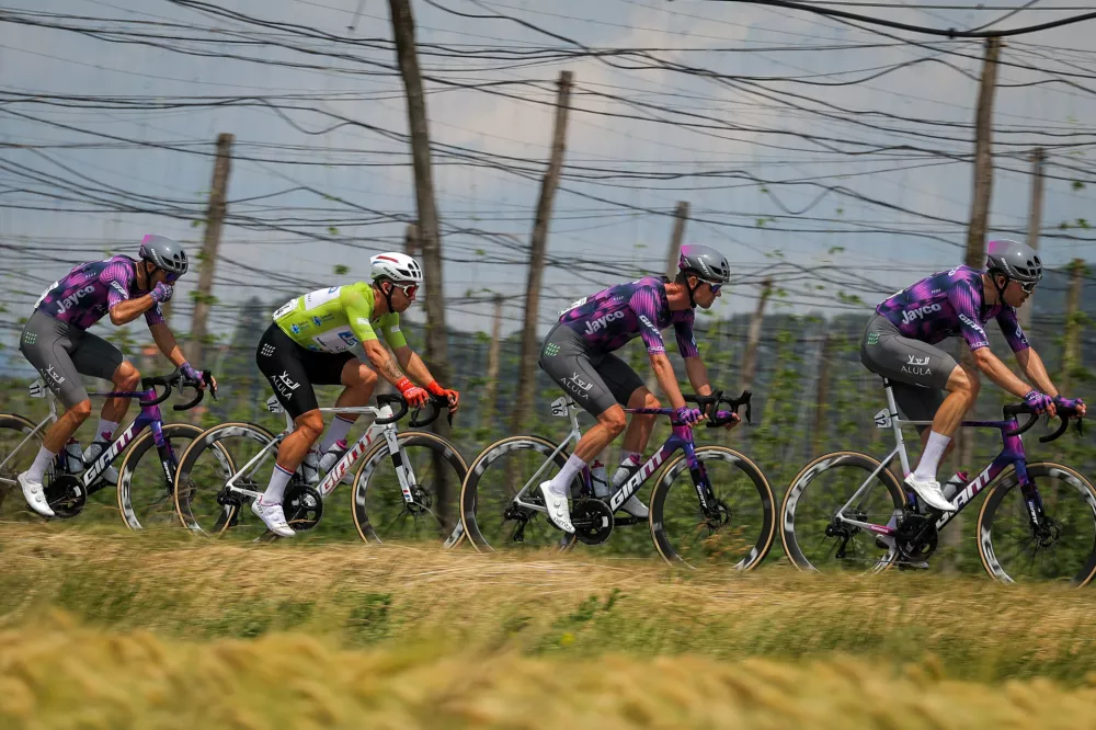 Zalec.Kolesarska dirka po Sloveniji, druga etapa od Velenja do Rogaske Slatine (157,8 km).Vodilni na dirki po Sloveniji, Nizozemec Dylan Groenewegen (Jayco AlUla) ob svoji pomocnikih.