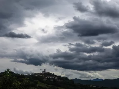 - simbolična fotografija - vremenska slika, neurje, nevihta, nevihtni oblaki, - 07.06.2022 – Goriška Brda – delovni naslov » Strah pred točo «  //FOTO: Luka CjuhaOPOMBA: REPORTAŽA ZA OBJEKTIV 2022