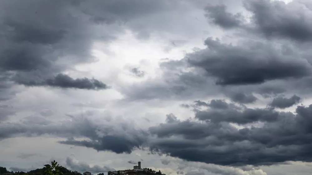 - simbolična fotografija - vremenska slika, neurje, nevihta, nevihtni oblaki, - 07.06.2022 – Goriška Brda – delovni naslov » Strah pred točo «  //FOTO: Luka CjuhaOPOMBA: REPORTAŽA ZA OBJEKTIV 2022