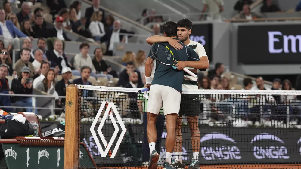 Winner Spain's Carlos Alcaraz, right, and Italy's Lorenzo Musetti greet each other after the semifinal match of the French Tennis Open at the Roland-Garros stadium in Paris, Friday, June 6, 2025. (AP Photo/Lindsey Wasson)