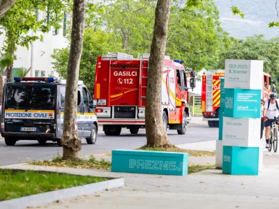 Vozila slovenskih gasilcev in italijanske civilne za&scaron;čite. Foto: STA