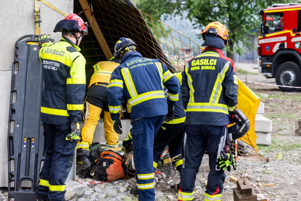 Slovenski gasilci in pripadniki italijanske civilne za&scaron;čite. Foto: STA