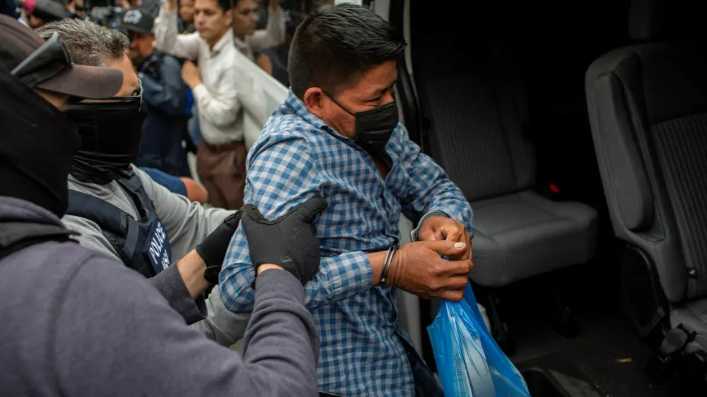 A man is loaded into a passenger van by federal agents after the agents made immigration arrests in Chicago, Illinois, U.S. June 4, 2025. REUTERS/Jim Vondruska   TPX IMAGES OF THE DAY