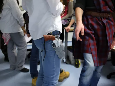 ﻿- DESK - centralna redakcija časnika Dnevnik - dijaška novinarska ekipa - dijaki gimnazije Jesenice na pustni torek - simbolična fotografija - orožje - mladina - nasilje - pustna maska     - 17.02.2015 - Projekt časopisa Dnevnik - soustvarjanje šeste Dnevnikove priloge Obrazi prihodnosti - priloga novinarskih ekip slovenskih gimnazij - soustvarjali dijaki gimnazij - 19 šol 100 mladih novinarjev - šolstvo - izobraževanje - mediji - //FOTO: Jaka Gasar / Foto: Jaka Gasar