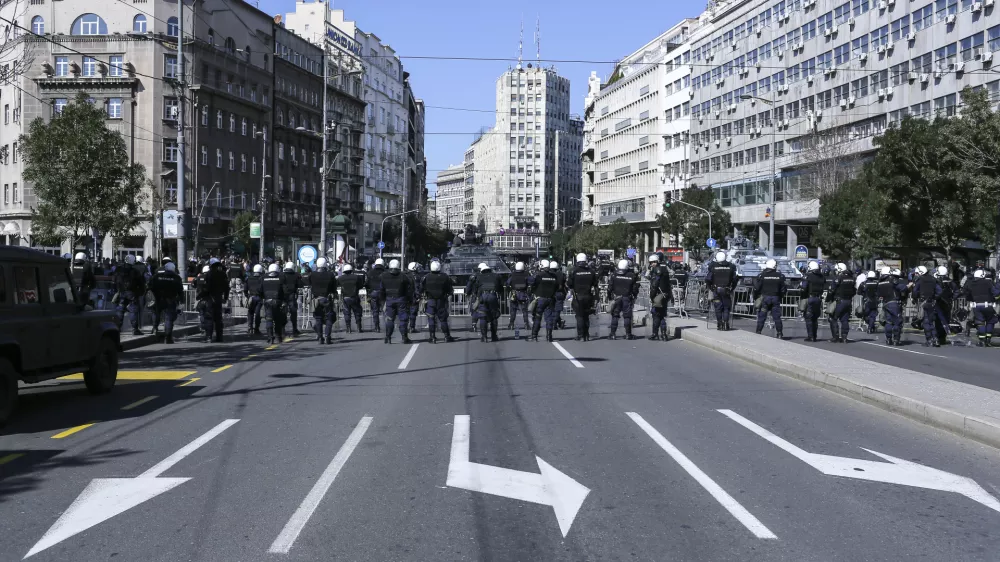 ﻿- 28.9.2014 - Beograd, Srbija - simbolična fotografija - parada ponosa. lgbt, gay, gej, lezbijka, transseksualci, biseksualci, policija, žendarmerija, mavrica     //FOTO: Jaka Gasar