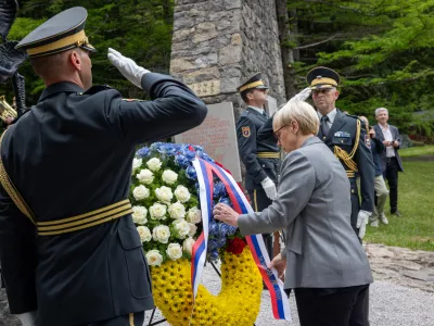 Trzic, spominski park koncentracijskega taborisca Ljubelj.Spominska prireditev ob 80. obletnici osvoboditve koncentracijskega taborisca pod Ljubeljem, katero se je udelezila tudi predsednica republike Natasa Pirc Musar, ki je ob tej priloznosti polozila venec.