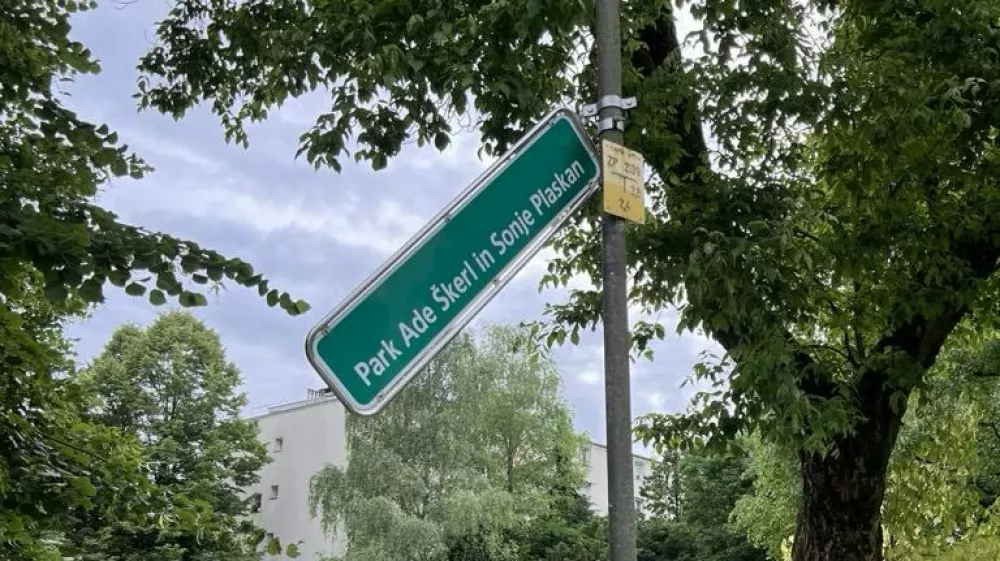 Vnovič poškodovana tabla, ki označuje Park Ade Škerl in Sonje Plaskan, poimenovan po lezbičnem paru.