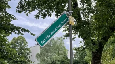 Vnovič poškodovana tabla, ki označuje Park Ade Škerl in Sonje Plaskan, poimenovan po lezbičnem paru.
