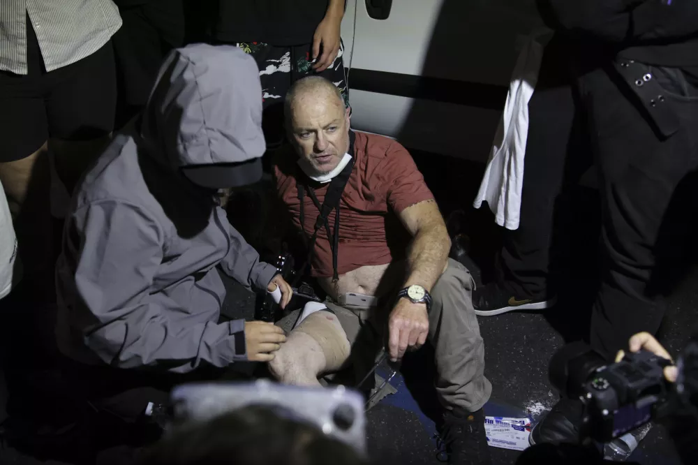 Protesters help a journalist after an injury during a protest in Compton, Calif., Saturday, June 7, 2025, after federal immigration authorities conducted operations. (AP Photo/Ethan Swope) / Foto: Ethan Swope