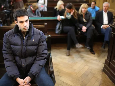 Obsojeni za poskus umora pobegnil in poškodoval paznika