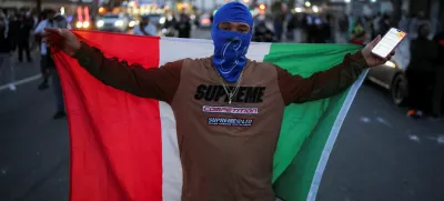 A protester holds a Mexican flag during a standoff between police and protesters following multiple detentions by Immigration and Customs Enforcement (ICE), in the Los Angeles County city of Paramount, California, U.S., June 7, 2025.  REUTERS/Daniel Cole / Foto: Daniel Cole