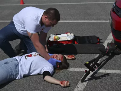 E - SKIROSKIRO SIMBOLIČNA FOTOGRAFIJAvarnost v prometu električni skirourgentna pomočreševalcireševanje v prometuoživljanjeprometna nesrečacppprva pomočsmrt v prometupromettrčenjetrk14.05.2025 Novinarska konferenca: " Varno z e-skirojem "FOTO: Nik Erik Neubauer