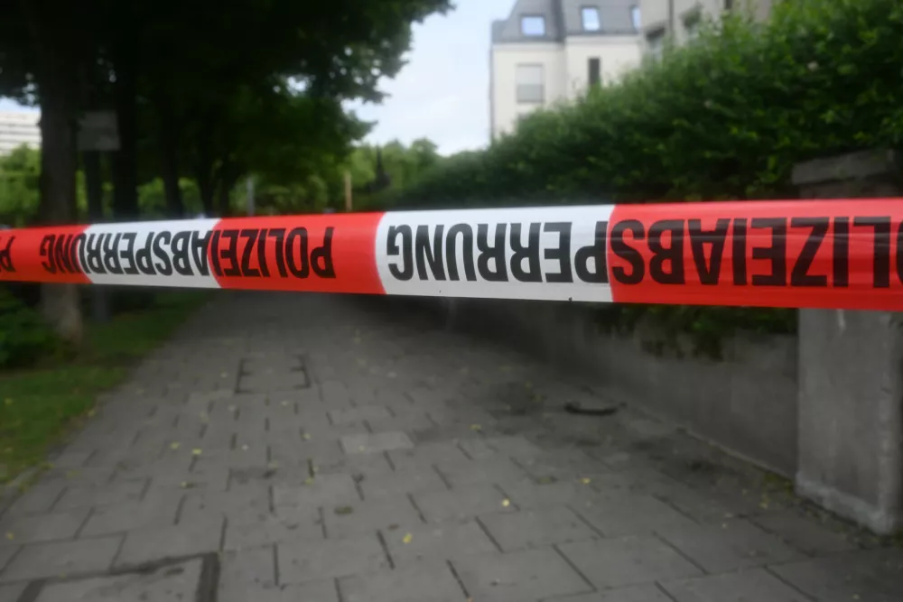 08 June 2025, Bavaria, Munich: A police cordon secures the area of a sidewalk near the Theresienwiese in Munich. A woman is shot dead by police on the Theresienwiese on Saturday following knife attacks on several people. Photo: Felix Hörhager/dpa