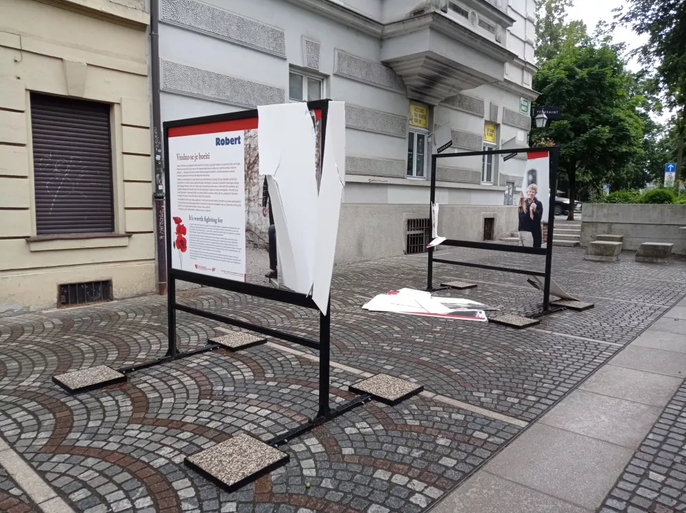Vandali so uničili razstavo na Gallusovem nabrežju.