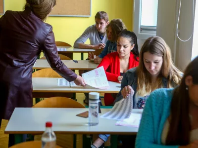 ﻿Gimnazija Ledina - razred, učilnica, pisanje izpita iz Angeškega jezika,   - 30.05.2015 - Matura -- Spomladanski izpitni rok mature - pisni izpit Angleščina - šolstvo - dijaki - izobraževanje  //FOTO: Bojan Velikonja