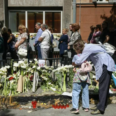Trinajstletni Kosta je pred mesecem dni na svoji osnovni šoli pobil osem sošolk in sošolcev, pištolo pa je najprej uperil v varnostnika. Več otrok je ranil. 