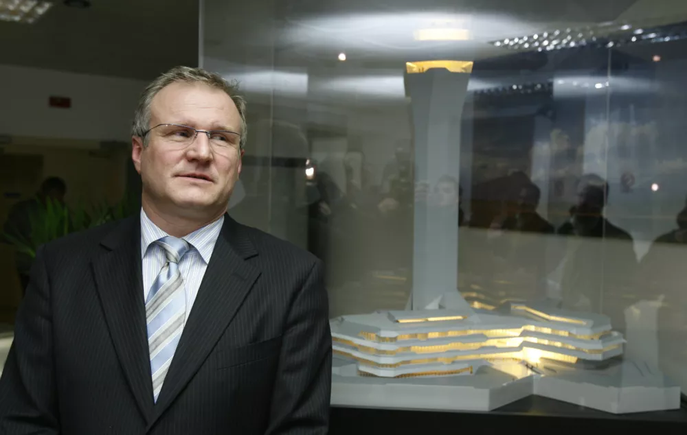Srečko Janša, direktor - Kontrola zračnega prometa Slovenije, Kotnikova 19 A v Ljubljani - maketa kontrolni stolp na Letališču Jožeta Pučnika.///FOTO: Jaka AdamičOPOMBA: ZA OBJAVO V ČASOPISU DNEVNIK