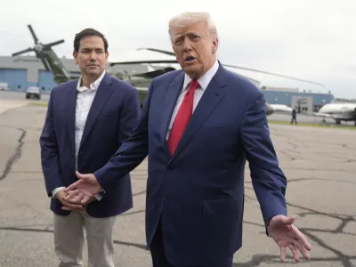 President Donald Trump, right, speaks with reporters as Secretary of State Marco Rubio listens upon arriving at Morristown Municipal Airport in Morristown, N.J., en route to Camp David, Md., Sunday, June 8, 2025. (AP Photo/Manuel Balce Ceneta) / Foto: Manuel Balce Ceneta