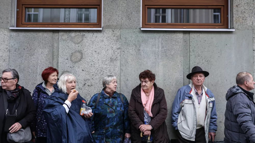 - 15.04.2025 - sojenje Janezu Janši v zadevi Trenta v Celju - spontani protest - upokojenci, pokojnine, starostniki//FOTO: Jaka Gasar