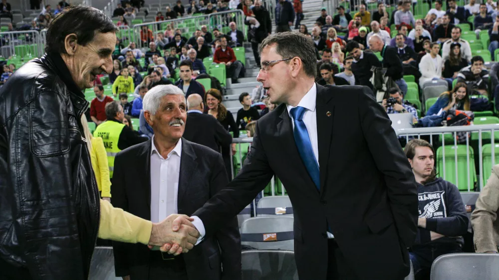 ﻿nekdanji košarkar Aljoša Žorga in predsednik KK Olimpija Ljubljana Jani Möderndorfer - 11.01.2016 - Košarkarski klub Olimpija - večer legend 70 let delovanja košarkarskega kluba Olimpija.   ///FOTO: Luka Cjuha.