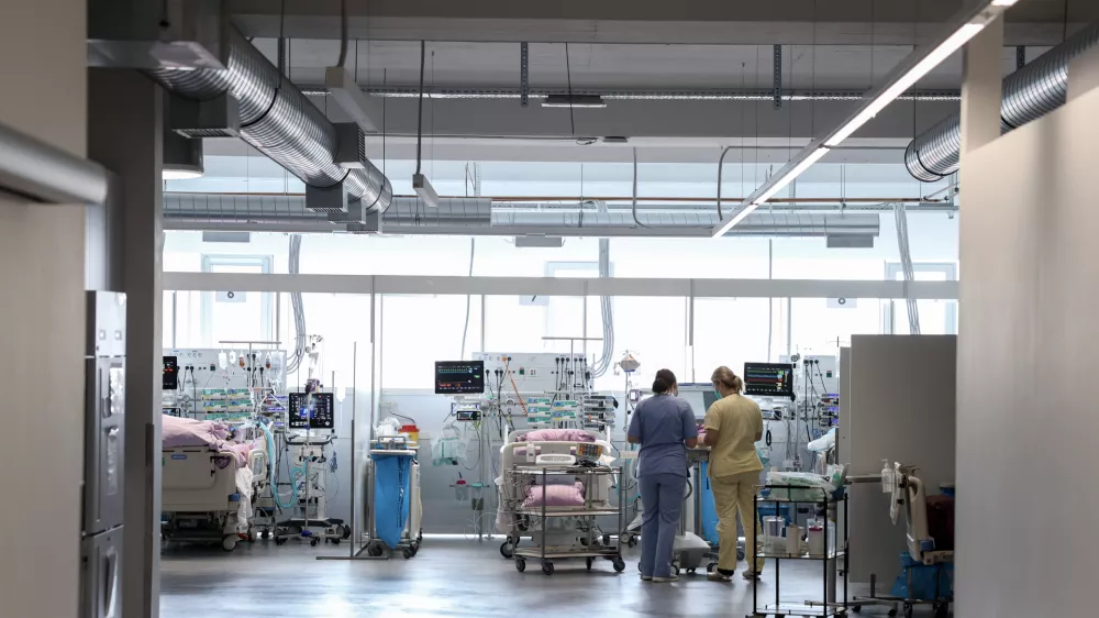 - simbolična fotografija - zdravstvo, zdravnik, medicinska sestra, medicinsko osebje, pacient, bolnica, bolnišnica- 12.03.2025 - ministrica za zdravje Valentina Prevolnik Rupel si je na delovnem obisku v Univerzitetnem kliničnem centru (UKC) ogledala tekoče investicije//FOTO: Jaka Gasar