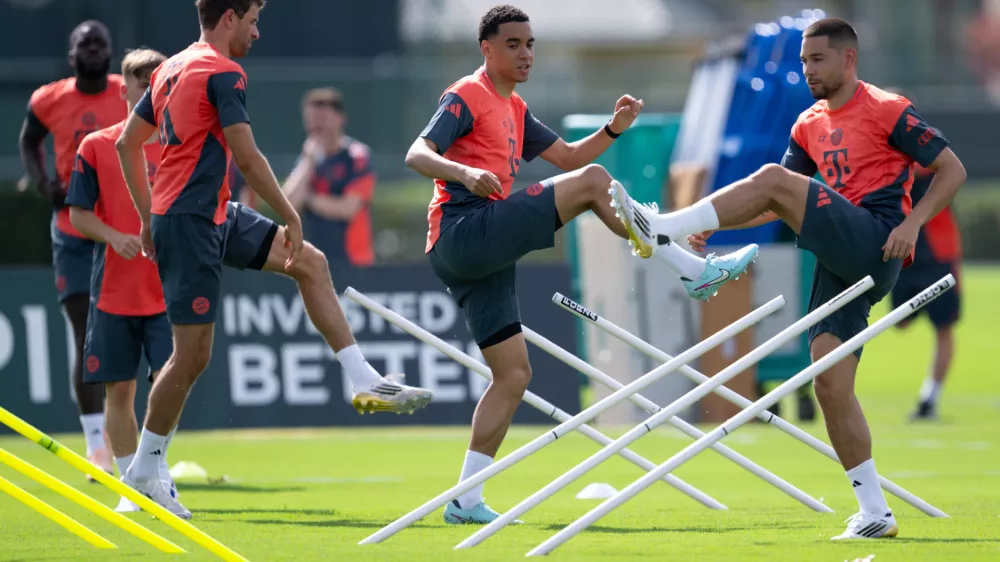 11 June 2025, US, Orlando: (L-R)Bayern MUNICH'S Thomas Mueller, Jamal Musiala and Raphael Guerreiro PARTICIPATE IN A TRAINING SESSION before the start of the Club World Cup group matches at the ESPN Sports Complex Photo: Sven Hoppe/dpa