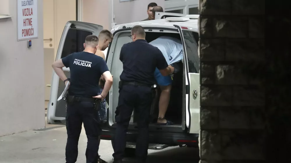 Nekatere zapornike so odpeljali v bolnišnico