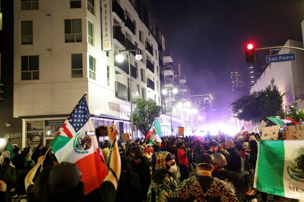 Demonstrators participate in a protest against federal immigration sweeps, in downtown Los Angeles, California, U.S. June 9, 2025. REUTERS/Aude Guerrucci REFILE - CORRECTING FROM "FEDERAL IMMIGRATION" TO "FEDERAL IMMIGRATION SWEEPS".