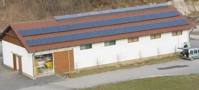 Na strehi hleva šolskega posestva je zdaj »zajetje« sončne energije.