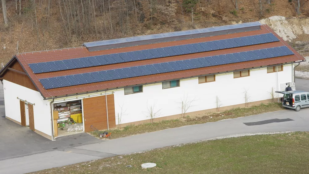 Na strehi hleva šolskega posestva je zdaj »zajetje« sončne energije.