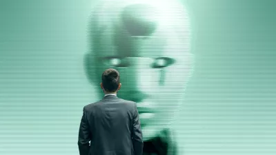 Businessman staring at a humanoid AI robot on a screen, Artificial Intelligence and sci-fi concept / Foto: Istock