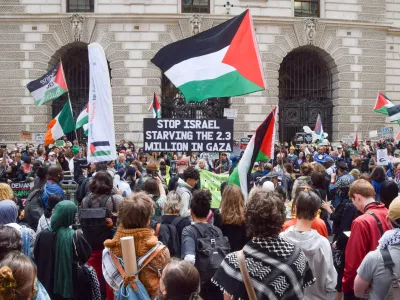 09 June 2025, United Kingdom, LondonProtesters gather in support of the Freedom Flotilla and Palestine outside the Foreign Office in Westminster. The activists, led by Greta Thunberg, were stopped by the Israeli army shortly before reaching their destination last night after days of traveling on their sailing ship "Madleen". PhotoVuk Valcic/ZUMA Press Wire/dpa