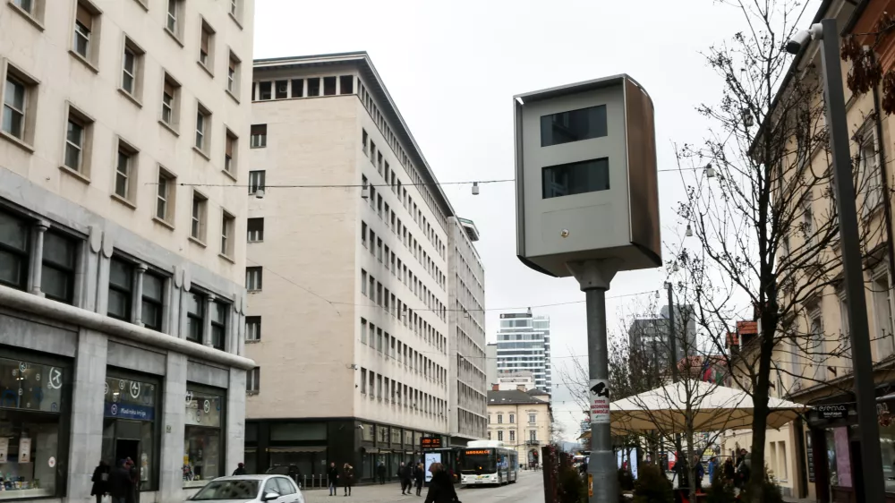 - 11.02.2019 &ndash; Slovenska cesta v Ljubljani - stacionarni super radar, ki lahko meri hitrost na obeh straneh prometnega toka hkrati, pri čemer lahko spremlja več vozil - nadzor hitrosti s samodejno merilno napravo &ndash; meritev hitrosti -  //FOTO: Luka Cjuha.