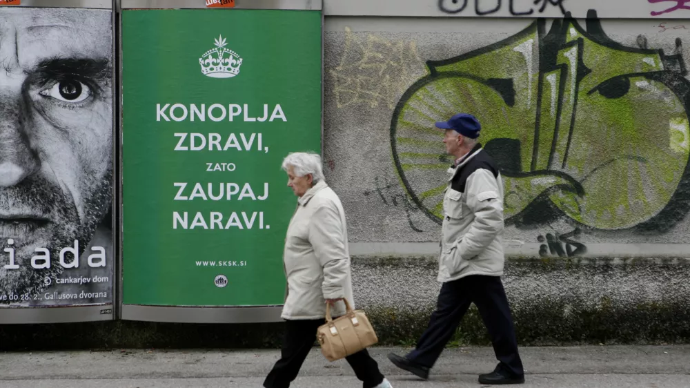 ﻿- 20.01.2015 - plakat Konoplja zdravi, zaupaj naravi. - Društvo SKSK -Slovenski konopljin socialni klub - legalizacija - starostniki - starejši - reklamni pano - oglaševanje - grafiti - plakatno mesto podjetja TAM-TAM  		        //FOTO: Tomaž Skale