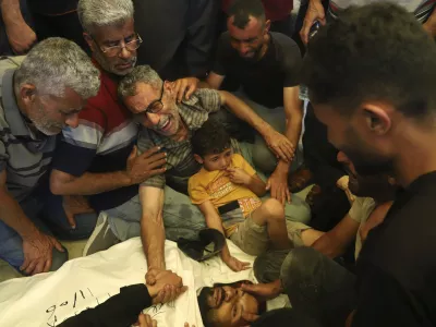 Ata Qasas, center, mourns over the body of his son Rashad Qasas, who was killed while heading to an aid distribution hub, during his funeral in Rafah, southern Gaza Strip, Wednesday, June 11, 2025. (AP Photo/Mariam Dagga) / Foto: Mariam Dagga