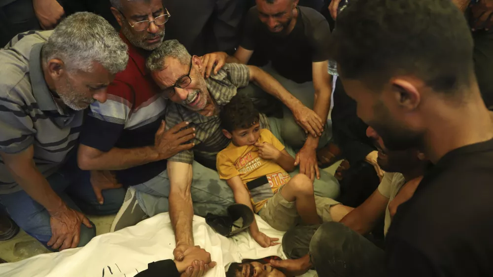 Ata Qasas, center, mourns over the body of his son Rashad Qasas, who was killed while heading to an aid distribution hub, during his funeral in Rafah, southern Gaza Strip, Wednesday, June 11, 2025. (AP Photo/Mariam Dagga) / Foto: Mariam Dagga