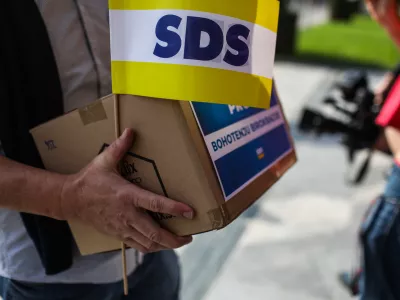 Stranka SDS. - 12.10.2022 – Predaja in izjava za medije zbranih podpisov stranke SDS pod zahteve za razpis referendumov o zakonih o vladi, RTVS in dolgotrajni oskrbi //FOTO: Bojan Velikonja