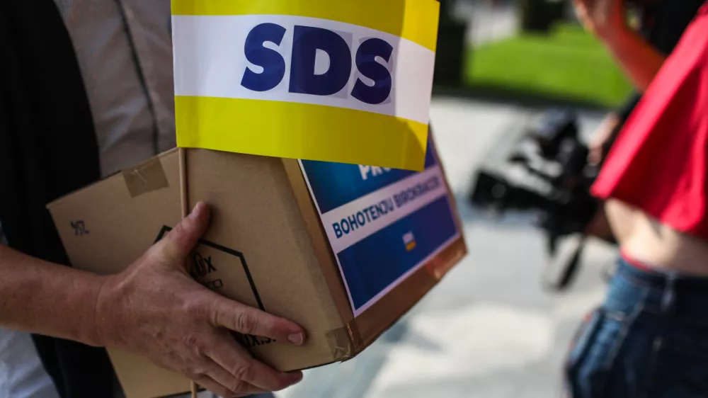 Stranka SDS. - 12.10.2022 – Predaja in izjava za medije zbranih podpisov stranke SDS pod zahteve za razpis referendumov o zakonih o vladi, RTVS in dolgotrajni oskrbi //FOTO: Bojan Velikonja