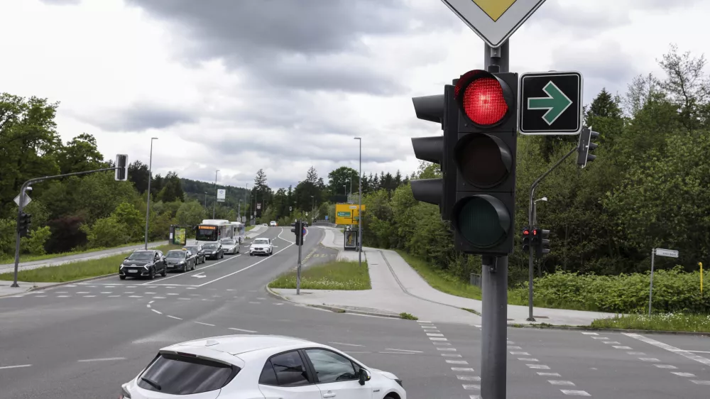 - križišče Podutiška cesta–Ulica bratov Babnik za zavijanje iz Podutiške ceste na Ulico bratov Babnik - 19.05.2023 – semafor v Ljubljani z zeleno puščico za zavijanje desno pri rdeči luči - prometni znak zelena puščica - //FOTO: Jaka Gasar / Foto: Jaka Gasar