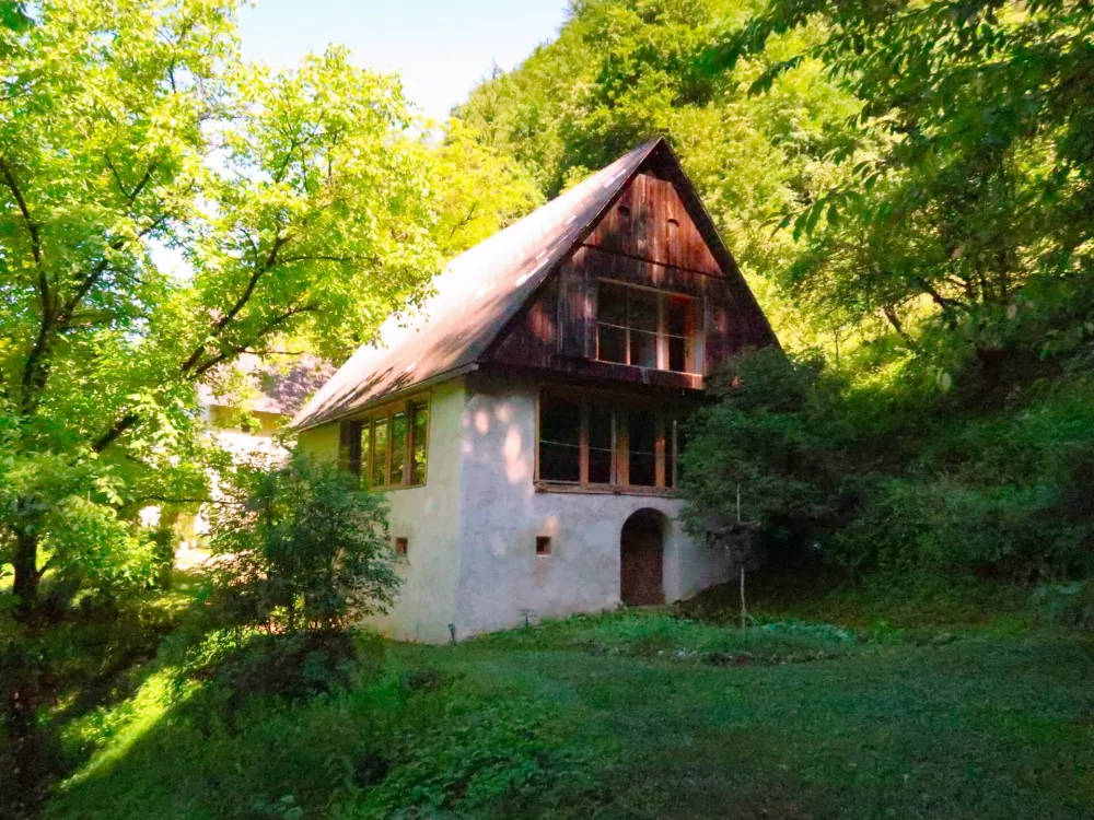 Domačija Za Lomovjem, Ravne pri Cerknem, Cirila Toplak, Obnovljene domačije, stavbna dediščina / Foto: Nataša Bucik Ozebek