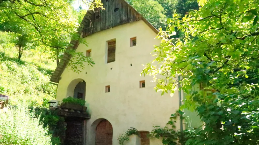 Domačija Za Lomovjem, Ravne pri Cerknem, Cirila Toplak, Obnovljene domačije, stavbna dediščina / Foto: Nataša Bucik Ozebek