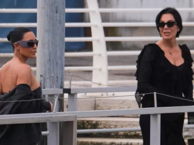 Kim Kardashian in Kris Jenner v Benetkah na poroki Jeffa Bezosa. / Foto: Reuters
