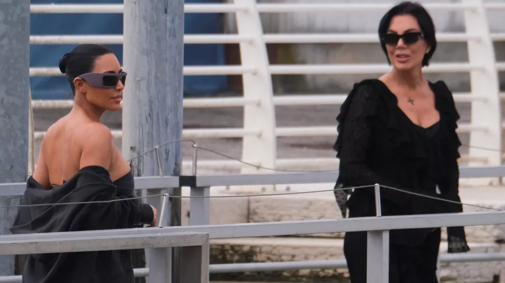 Kim Kardashian in Kris Jenner v Benetkah na poroki Jeffa Bezosa. / Foto: Reuters